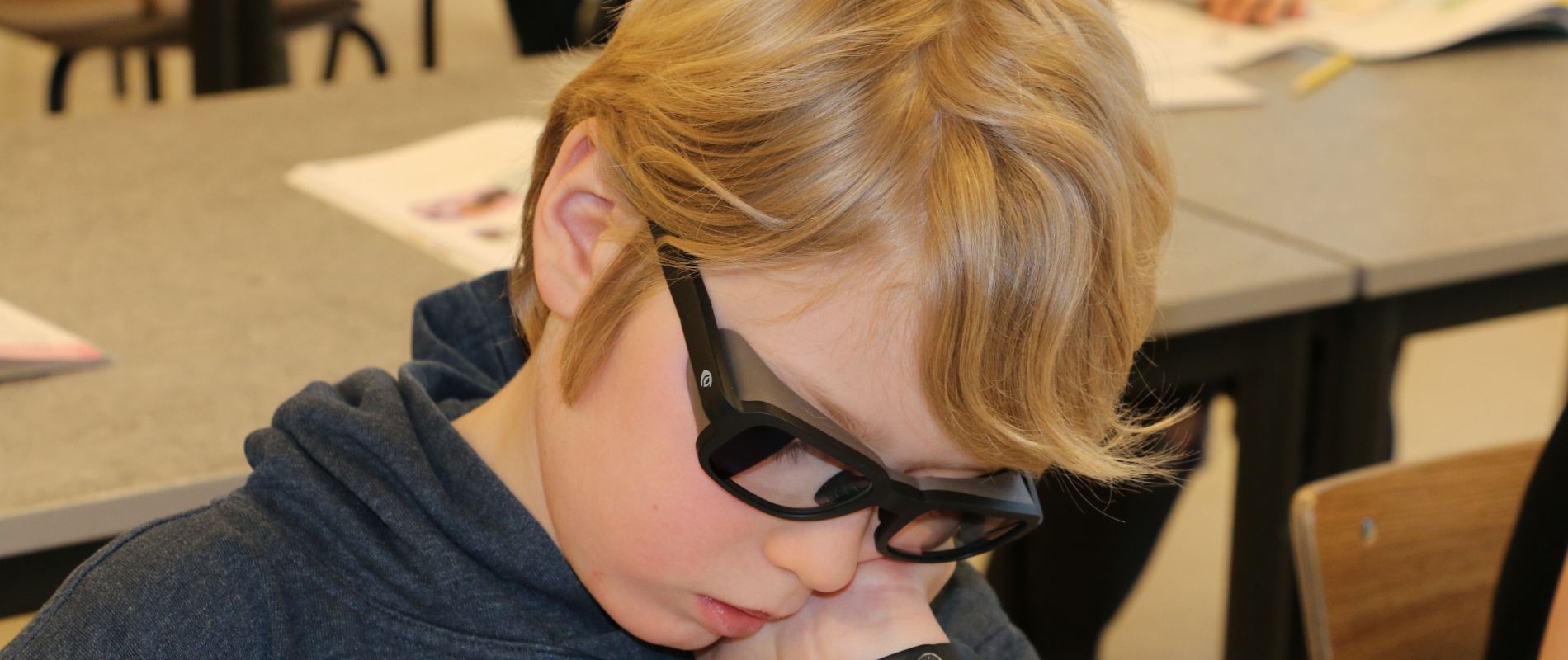 Elev använder brusreducerande glasögon - ett verktyg för mer npf-säkrade klassrum